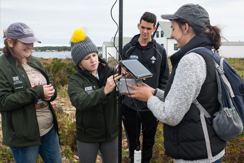 学生 gather data from equipment outside