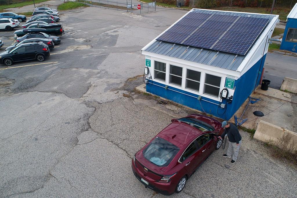 A man charges his electric car at a 波特兰的校园 charging station